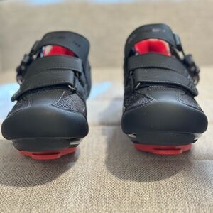 Kyedoo women's cycling shoes size 39 (US 8)
PELOTON COMPATIBLE
Delta clips New